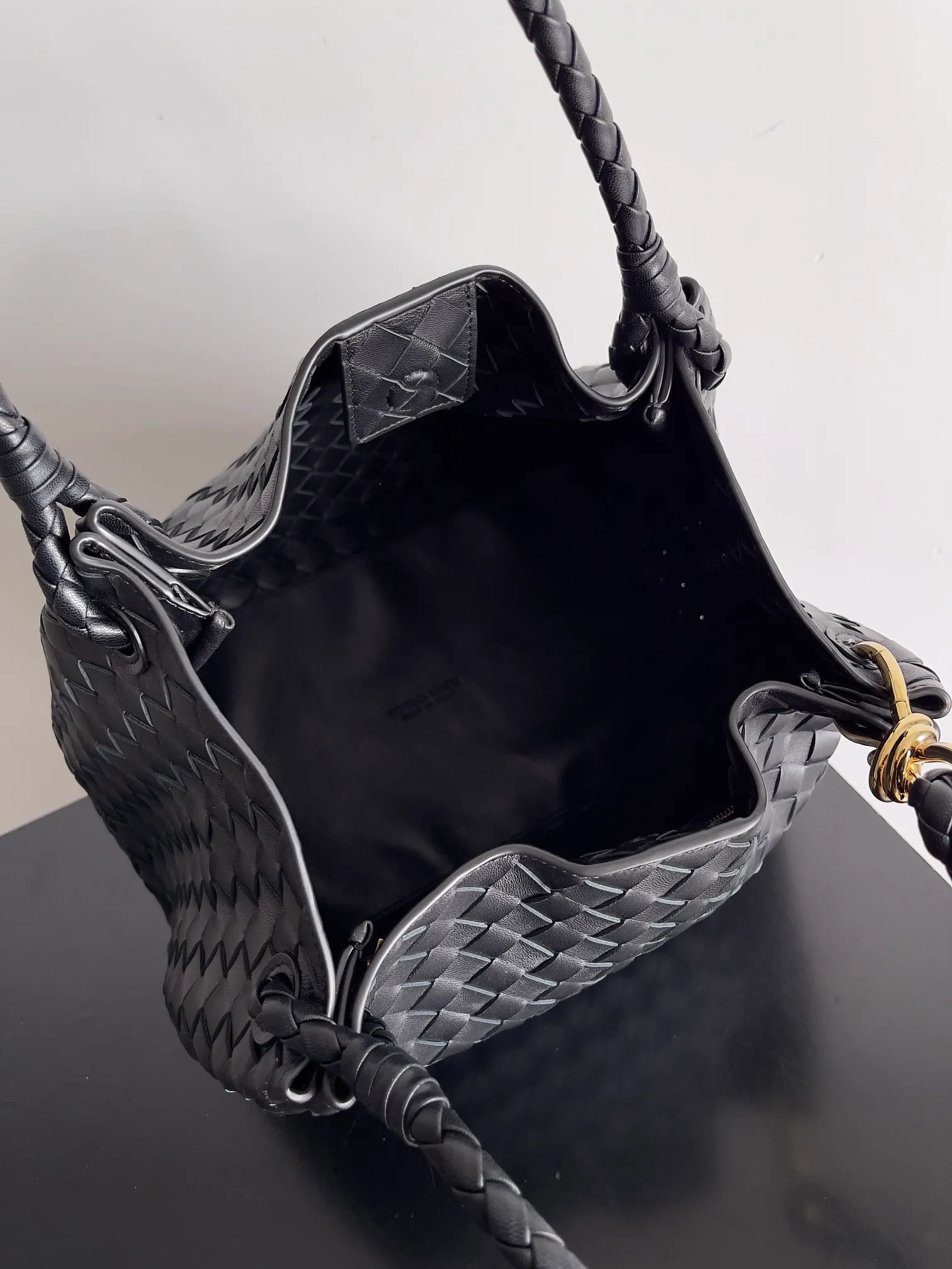 Batch 2660 24 early autumn new model Andiamo Parachute is made of a whole piece of woven leather. It is processed by folding stitching at the four corners. # Craftsmanship and creativity. The large size is atmospheric and practical. One of the must-selects for BV. It has a large space, can hold a computer, the shoulder strap is thick, and the upper shoulder is very comfortable. The large parachute can be carried on the body and can be carried on the body. The upper body is versatile and cute☺️ Style number: 796571 Size: 30*26*20cm